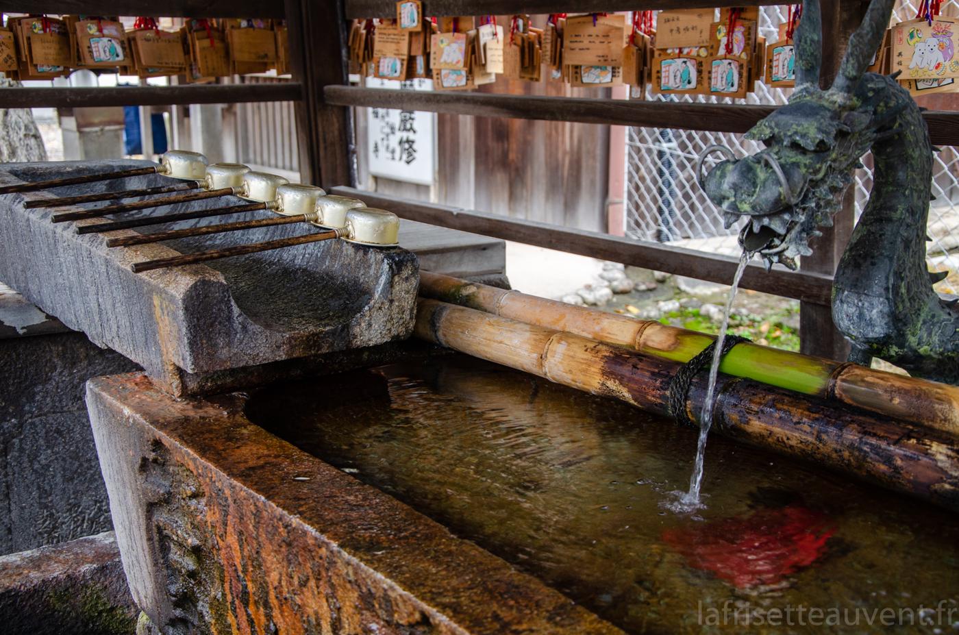 Les bâtons et l'eau purificatrice